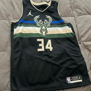 Giannis Bucks Jersey Medium NWT